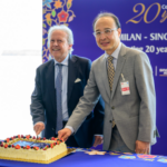 Aldo Schmid, Responsabile Aviation Business Development di SEA Aeroporti di Milano, e Mr. Joey Seow, Regional Vice Precidente Europe Singapore Airlines, al taglio della torta durante la cerimonia dei 20 anni a Malpensa.