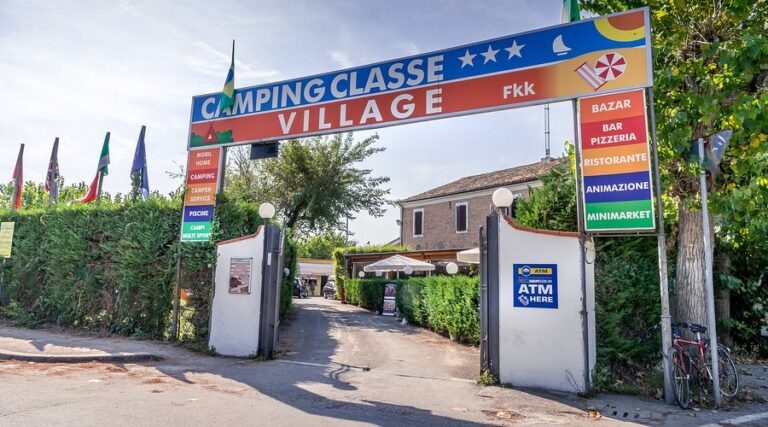 Ingresso del Camping Village Classe a Lido di Dante immerso nella pineta ravennate
