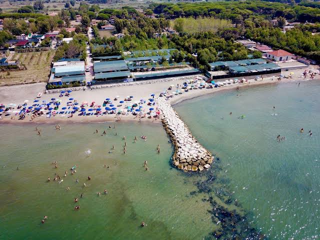 Vista aerea della spiaggia e del Camping Chalet Azzurro a Marina di Minturno sul mare