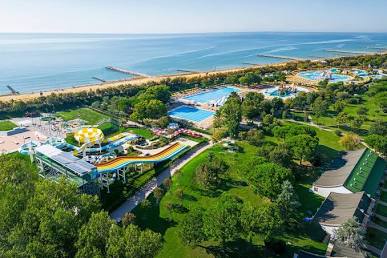 Veduta aerea panoramica del villaggio e camping Centro Vacanze Pra' delle Torri a Caorle sul mare